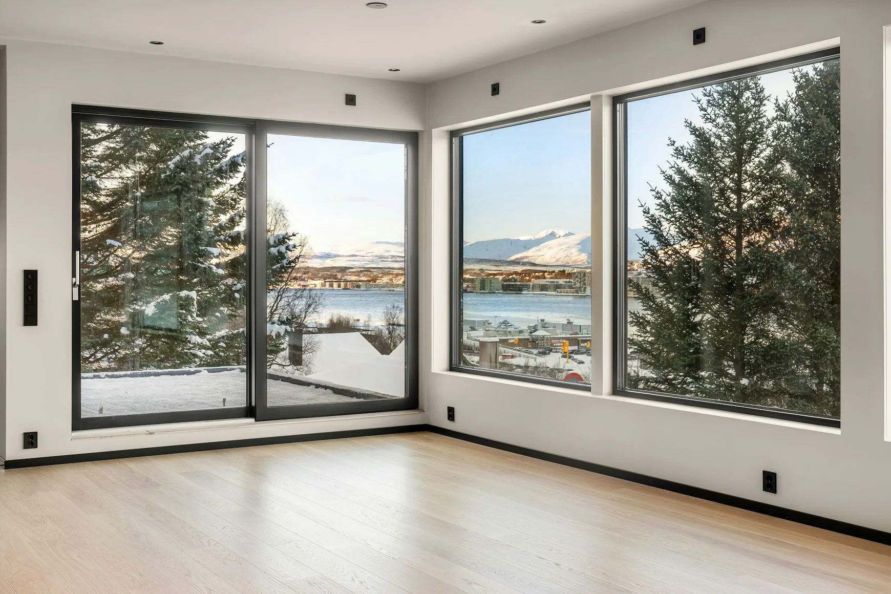 Interno con vetrate angolari panoramiche a tutta altezza