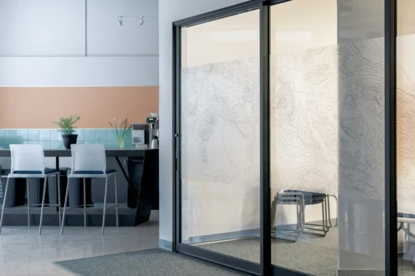 Vetrata scorrevole con profili neri in ambiente interno